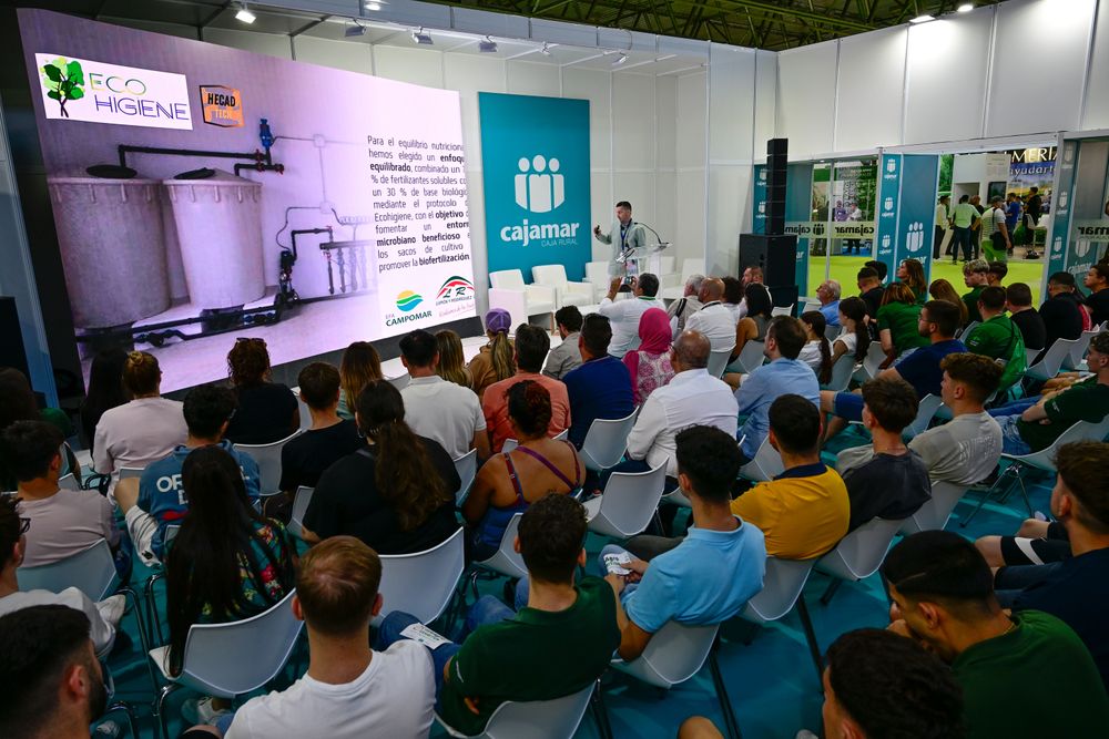 Gran expectación ante una de las conferencias sobre el Thrips parvispinus durante el Infoagro SUmmit 2025