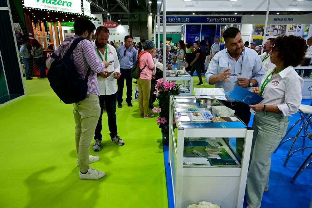 Visitantes profesionales se interesan por los productos y servicios de una empresa expositora en Infoagro Exhibition 2025