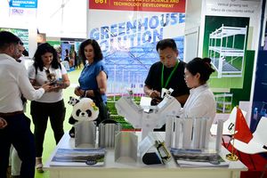 Visitantes profesionales se interesan por los productos y servicios de una de las empresas expositoras chinas en Infoagro Exhibition 2025