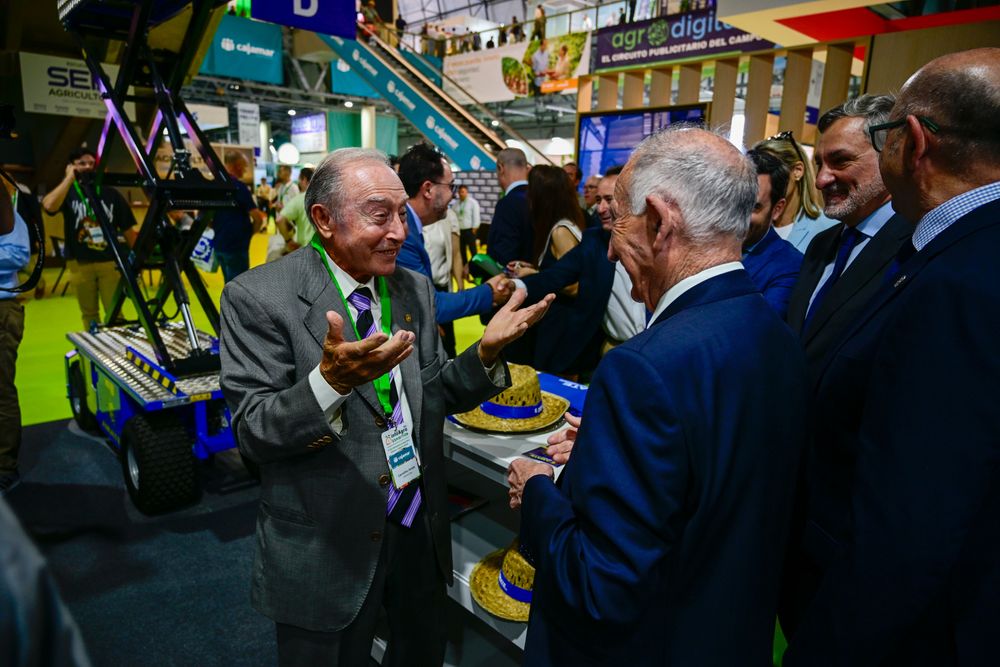 Visita de las autoridades a una de las empresas expositoras a Infoagro Exhibition 2025 tras el acto inaugural