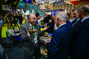 Visita de las autoridades a una de las empresas expositoras a Infoagro Exhibition 2025 tras el acto inaugural