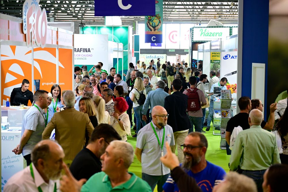 Visitantes profesionales recorriendo los pasillos de Infoagro Exhibition, conociendo los productos y servicios de las empresas expositoras durante la quinta edición de la feria