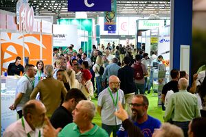 Visitantes profesionales recorriendo los pasillos de Infoagro Exhibition, conociendo los productos y servicios de las empresas expositoras durante la quinta edición de la feria