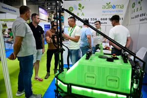 Visitantes profesionales se interesan por la maquinaria de una de las empresas expositoras en Infoagro Exhibition 2025