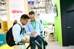 Un expositor muestra a un visitante profesional uno de sus productos, durante la celebración de Infoagro Exhibition 2025