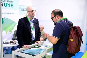 Un visitante profesional se interesa por los productos y servicios de una empresa expositora en Infoagro Exhibition 2025