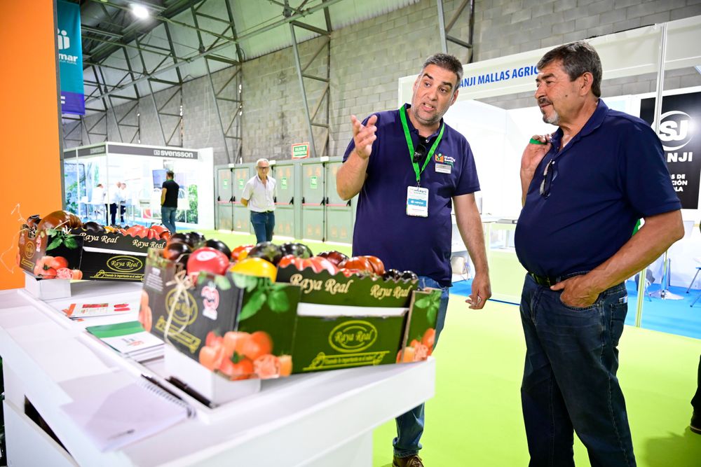 Un expositor explica a un visitante profesional las características de uno de sus productos, durante la celebración de Infoagro Exhibition 2025 