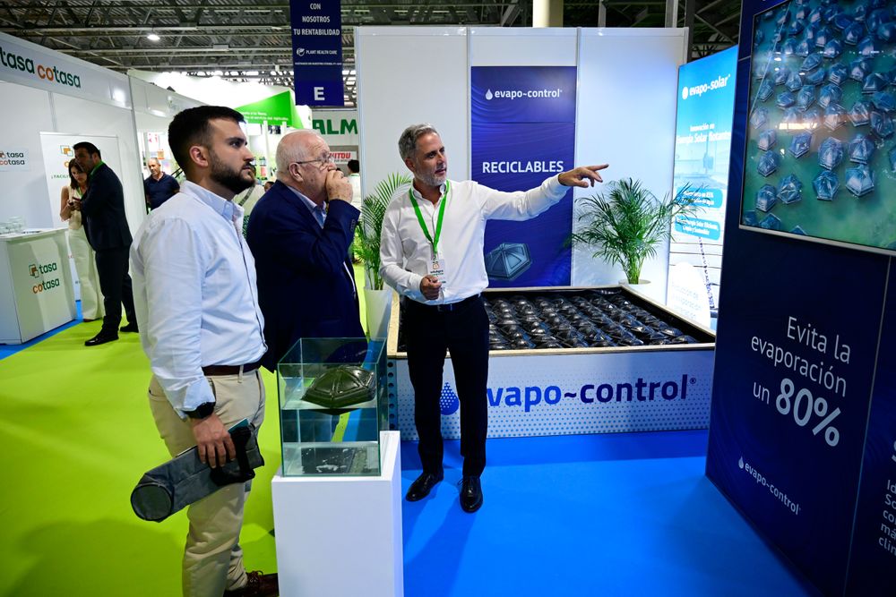 Un expositor muestra sus productos y servicios a visitantes profesionales durante la quinta edición de Infoagro Exhibition
