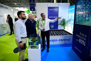 Un expositor muestra sus productos y servicios a visitantes profesionales durante la quinta edición de Infoagro Exhibition