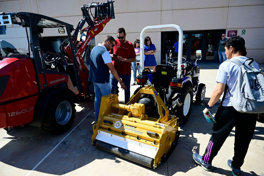 Visitantes profesionales comprobando las características de una máquina durante la celebración de Infoagro Exhibition 2025