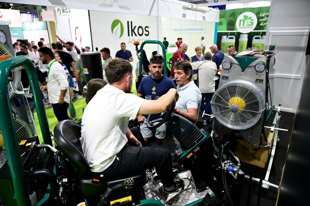 Visitantes profesionales probando una máquina en Infoagro Exhibition 2025
