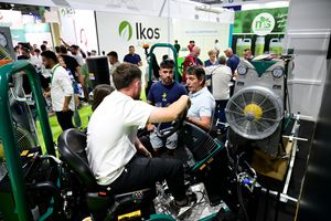 Visitantes profesionales probando una máquina en Infoagro Exhibition 2025