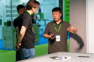 Expositor chino, explicando sus productos y servicios a un visitante profesional en Infoagro Exhibition 2025
