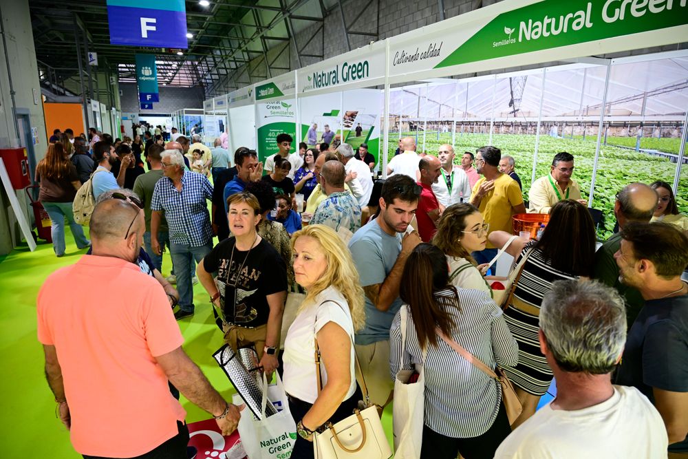 Uno de los pasillos de Infoagro Exhibition 2025, lleno de visitantes profesionales, conociendo de primera mano los productos y servicios de los expositores
