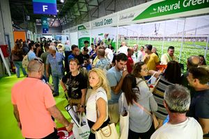 Uno de los pasillos de Infoagro Exhibition 2025, lleno de visitantes profesionales, conociendo de primera mano los productos y servicios de los expositores