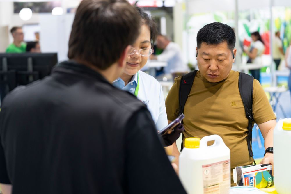 Visitantes profesionales asiáticos, conociendo los productos y servicios de una de las empresas expositoras en Infoagro Exhibition 2025