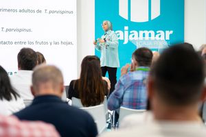La Dra. Sarra Bouagga, investigadora del Dpto. de I+D de Koppert, durante su conferencia en el Infoagro Summit 2025