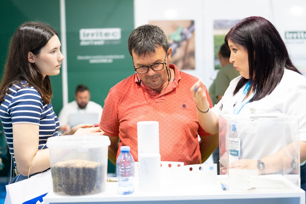 Expositora, explicando sus productos y servicios a visitantes profesionales durante Infoagro Exhibition 2025
