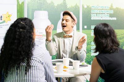 Reunión de visitantes profesionales con un expositor internacional