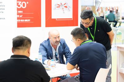 Reunión de negocios entre un visitante profesional y una empresa expositora china en Infoagro Exhibition 2025