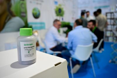Reunión de negocios en el stand de una de las empresas expositoras en Infoagro Exhibition 2025