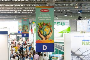 Pasillo de Infoagro Exhibition 2025, lleno de visitantes profesionales conociendo, de primera mano, los productos y servicios de las empresas expositoras