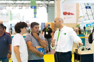 Expositor en Infoagro Exhibition 2025, explicando sus productos y servicios a visitantes profesionales