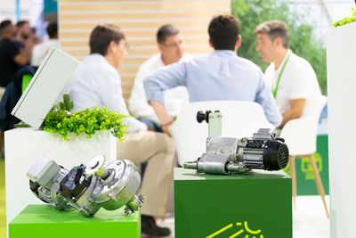 Reunión de negocios en el stand de una de las empresas expositoras en INfoagro Exhibition 2025