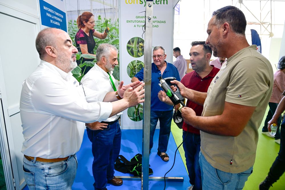 Expositores explicando a visitantes profesionales las características de sus productos y servicios en Infoagro Exhibition 2025
