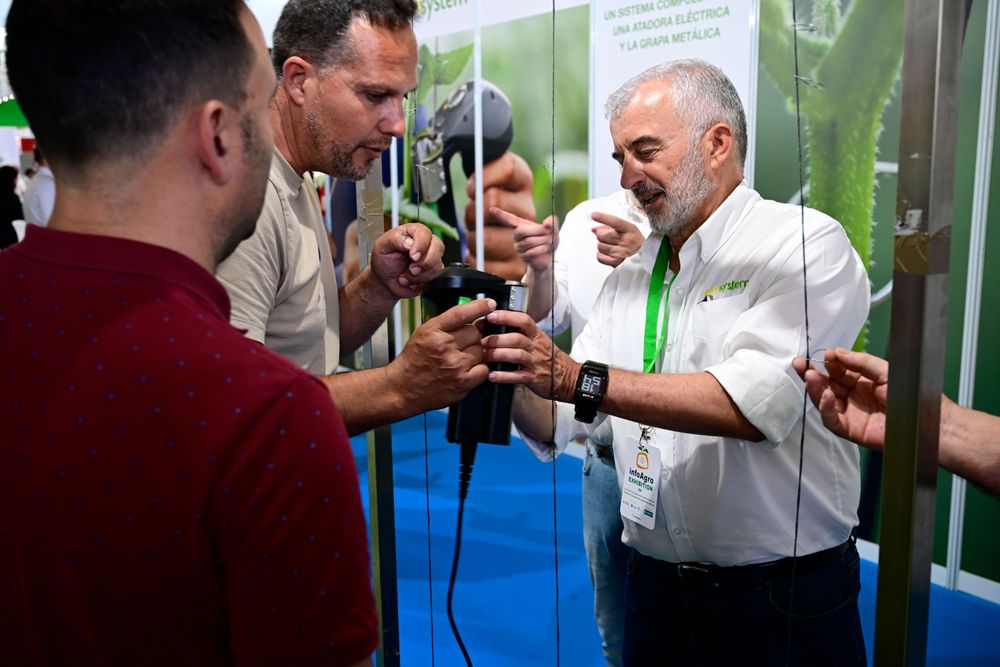 Expositor, explicando a visitantes profesionales, el funcionamiento de uno de sus productos, en Infoagro Exhibition 2025