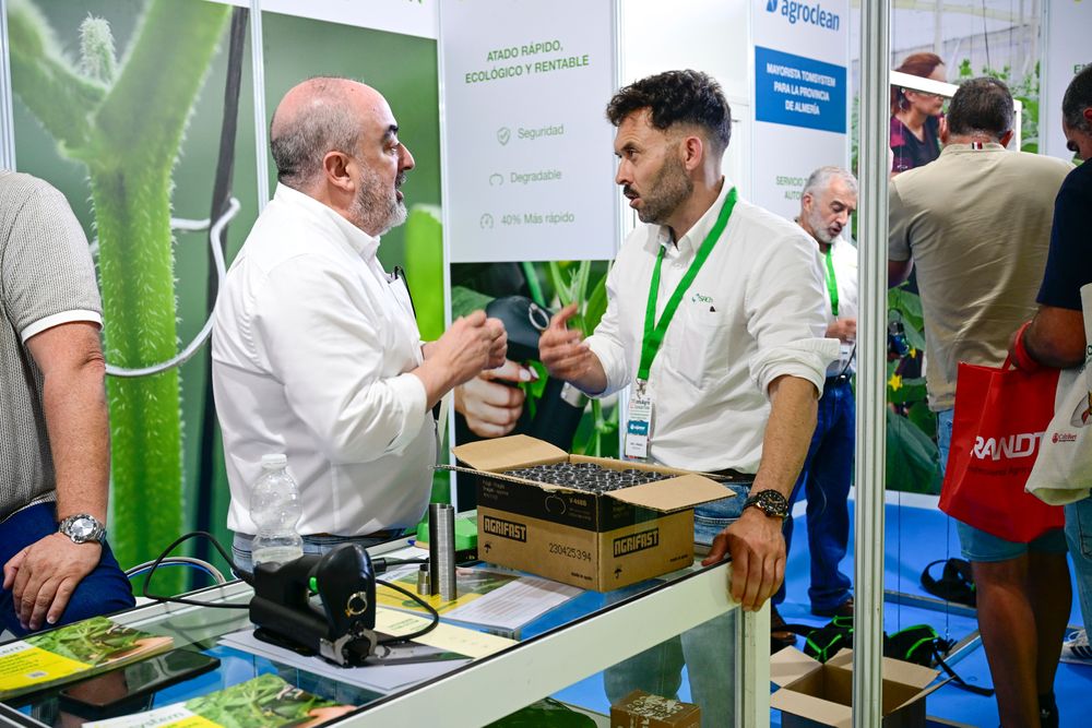 Reunión de negocios entre expositores en Infoagro Exhibition 2025