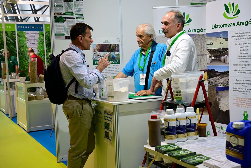 Visitante profesional consulta a un expositor sobre sus productos y servicios, durante Infoagro Exhibition 2025