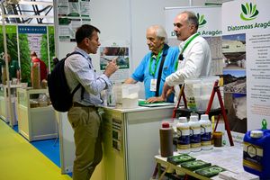 Visitante profesional consulta a un expositor sobre sus productos y servicios, durante Infoagro Exhibition 2025