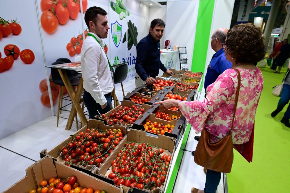 Expositor explicando a visitantes profesionales las características de sus productos, en Infoagro Exhibition 2025