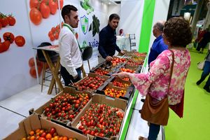 Expositor explicando a visitantes profesionales las características de sus productos, en Infoagro Exhibition 2025