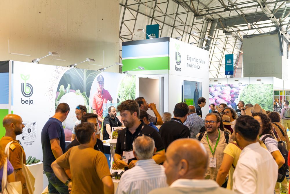 Visitantes profesionales en los pasillos de Infoagro Exhibition 2025, conociendo los productos y servicios de las empresas expositoras