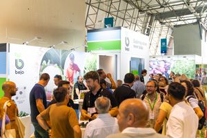 Visitantes profesionales en los pasillos de Infoagro Exhibition 2025, conociendo los productos y servicios de las empresas expositoras