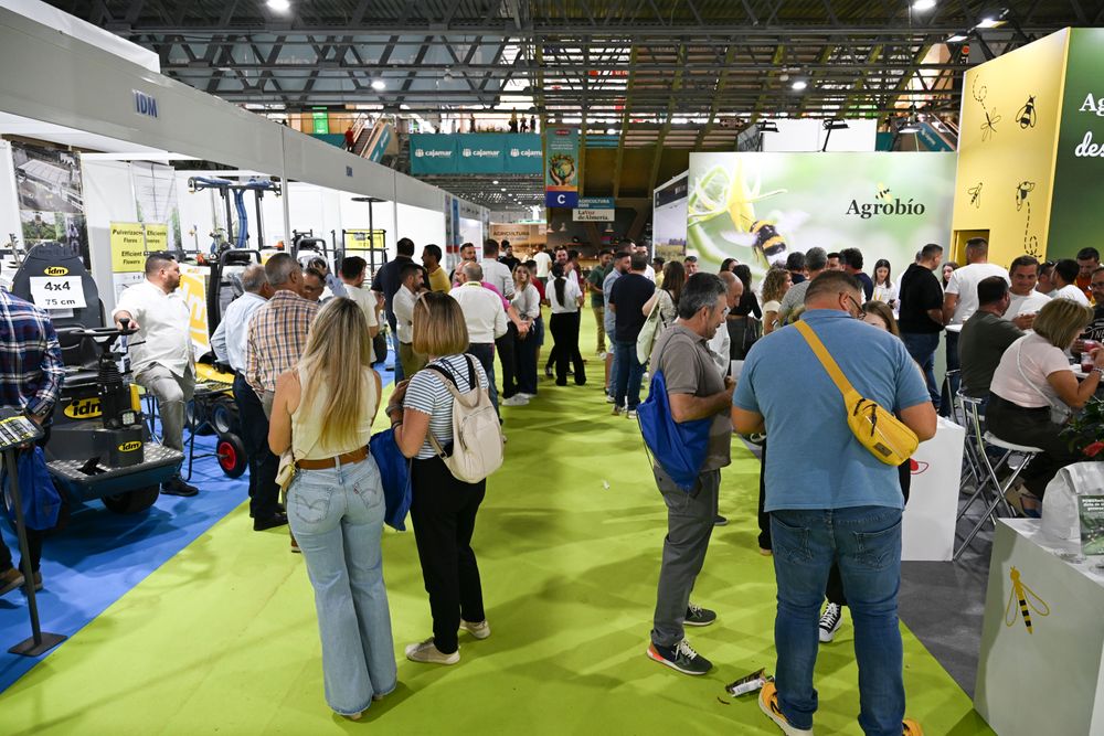 Visitantes profesionales conociendo los productos y servicios de las empresas expositoras en Infoagro Exhibition 2025