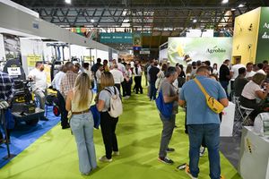 Visitantes profesionales conociendo los productos y servicios de las empresas expositoras en Infoagro Exhibition 2025