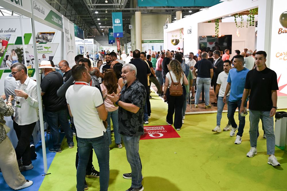 Visitantes profesionales conociendo los productos y servicios de las empresas expositoras en Infoagro Exhibition 2025