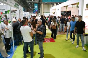 Visitantes profesionales conociendo los productos y servicios de las empresas expositoras en Infoagro Exhibition 2025