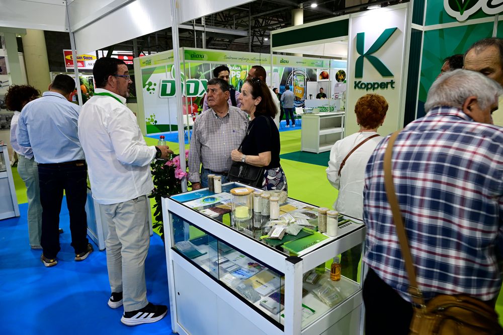 Expositor, explicando sus productos y servicios a visitantes profesionales durante Infoagro Exhibition 2025