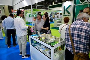 Expositor, explicando sus productos y servicios a visitantes profesionales durante Infoagro Exhibition 2025