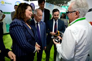 Un expositor muestra uno de sus productos a las autoridades que se acercan a su stand durante su recorrido por Infoagro Exhibition 2025