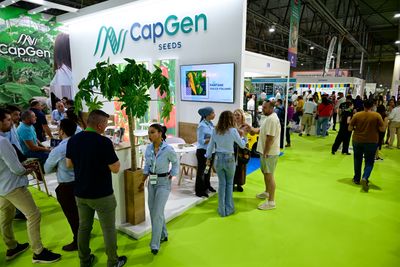 Visitantes profesionales en el stand de una de las empresas expositoras en Infoagro Exhibition 2025