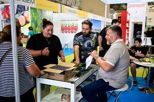 Visitantes profesionales se interesan por los productos de una de las empresas expositoras en Infoagro Exhibition 2025