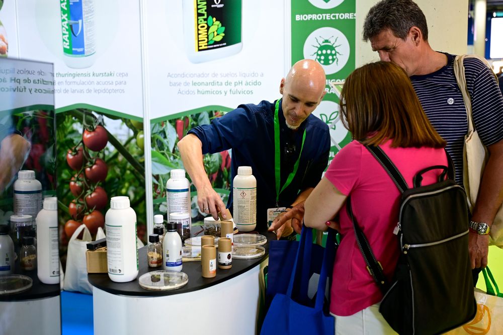 Un expositor muestra sus productos y servicios a visitantes profesionales durante la quinta edición de Infoagro Exhibition