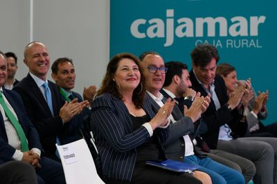 Autoridades aplaudiendo durante la Ceremonia de Entrega de Premios IE2025
