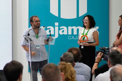 José Antonio Arcos y Ana Rubio, tras recoger el Premio Comunicación IE2025