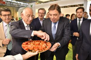 El Ministro de Agricultura, Luis Planas, y Gabriel Amat, alcalde de Roquetas de Mar, probando productos almerienses